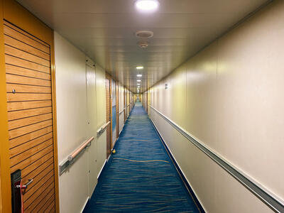 Carnival-Elation-Hallway