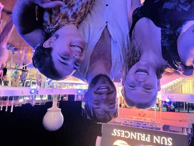 Elizabeth-Pool-Selfie-Sam-Sun-Princess
